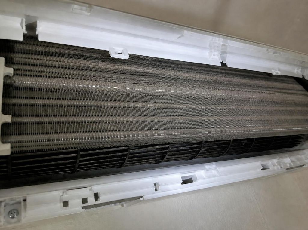 Batterie de climatisation encrassée avant nettoyage